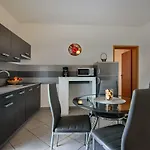 Mladenka بولا