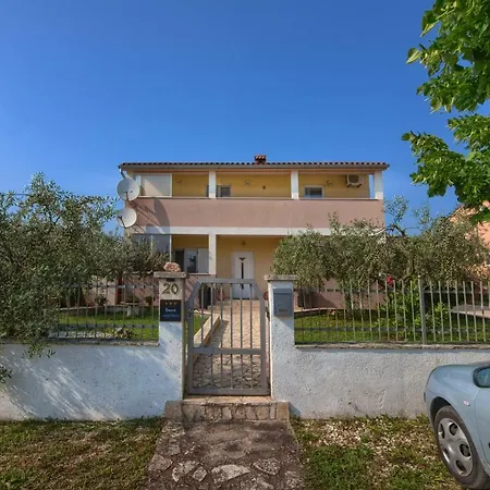 Apartment And Holiday Home Mladenka Apartman *